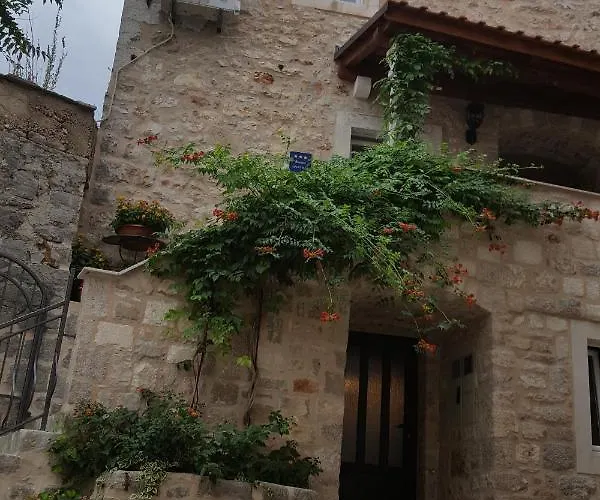 With A Parking Space Jelsa, Hvar - 13759 شقة ييلسا