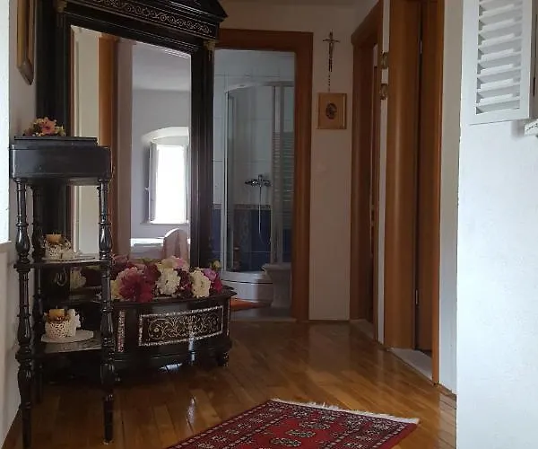 With A Parking Space Jelsa, Hvar - 13759 شقة ييلسا